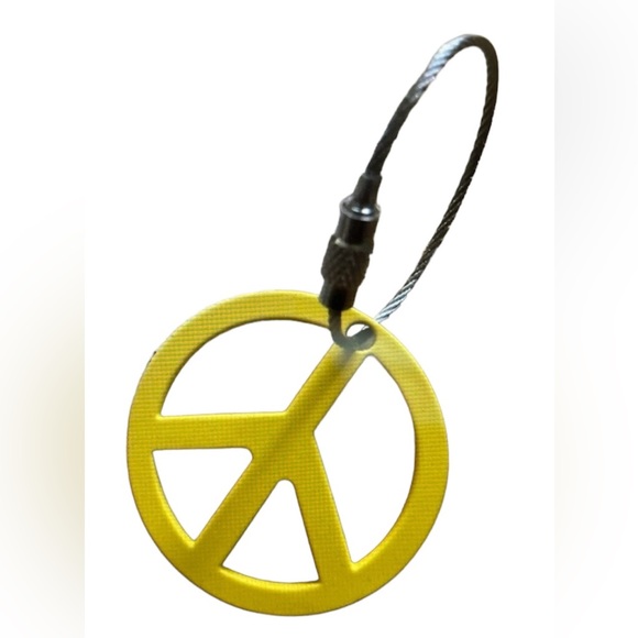 NWT SCOTTY CAMERON GALLERY Peace Sign Key Fob YELLOW Soft Touch Golf - Picture 1 of 2
